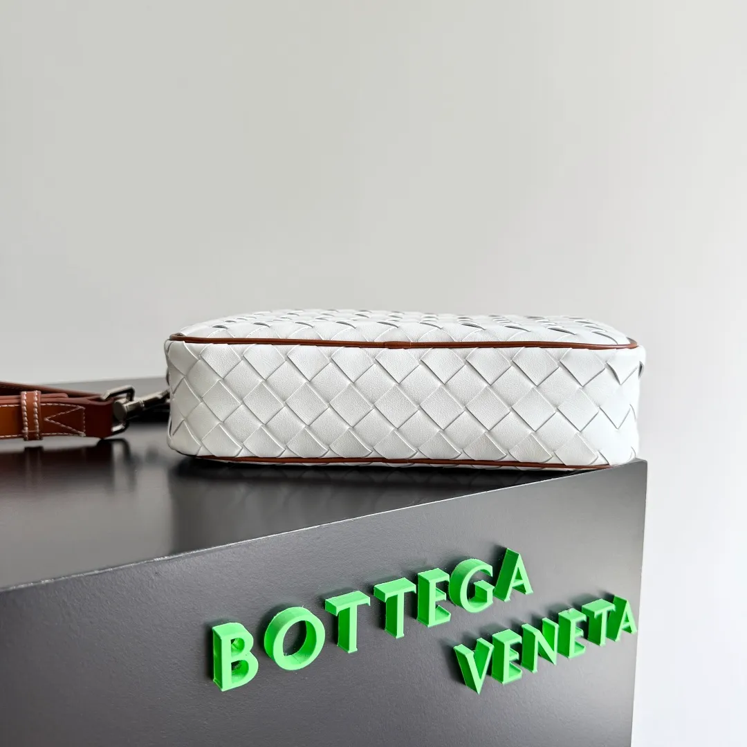 Batch 1820 BOTTEGA VENETA small INTRECCIATO woven camera bag This bv classic camera bag is a further evolution of classic woven technology, combining practicality and fashion, perfectly meeting multi-purpose needs! Classic leather handmade. Lightweight and large capacity. The shoulder strap is removable and adjustable. In addition to being worn cross-body, it can also be placed in the suitcase as a toiletry bag. It is very convenient for daily storage and classification. It also has hanging accessories to show your personality. No matter how complicated the world is, as long as you have a bag with you, everything will become better. Style number: 755923 Size: 24.5*15*6cm